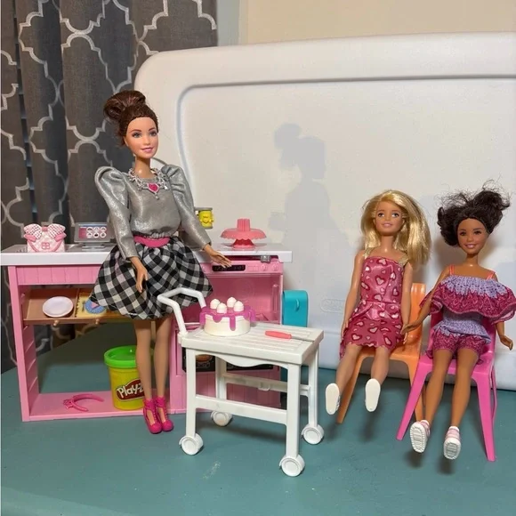 Barbie Cake Decorating Playset with Dolls and Accessories - Picture 5 of 6